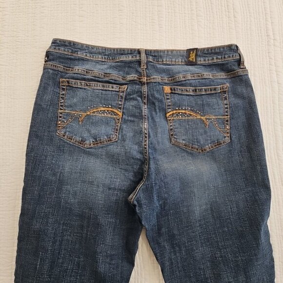 Wrangler Women's Aura Jeans 18 Short Instantly Slimming Mid Rise Boot Cut EUC - Picture 9 of 16